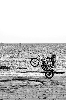 海边的山地摩托车手