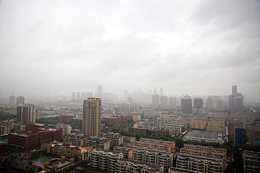 山东省日照市,港城遭倾盆暴雨侵袭,气象部门提醒市民减少外出