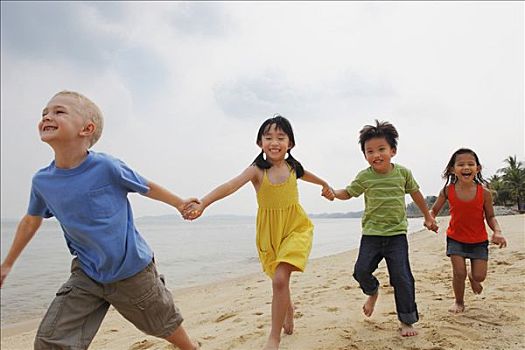 四个,儿童,跑,海滩,握手