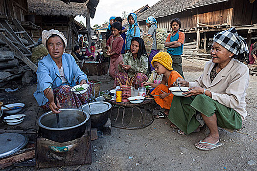 食品摊,街上,乡村,本地人,坐,吃,靠近,钳,掸邦,金三角,缅甸,亚洲