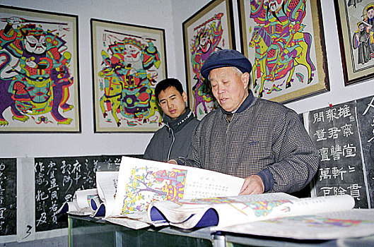 河南开封朱仙镇年画艺人和他的年画社