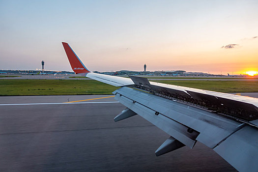 一架济州航空的客机降落在韩国仁川国际机场