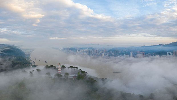广西梧州,云雾缭绕风景旖旎如画卷