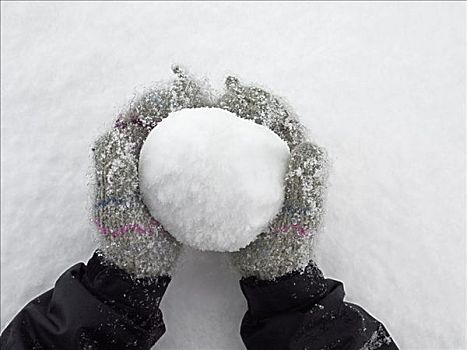 人,拿着,雪球