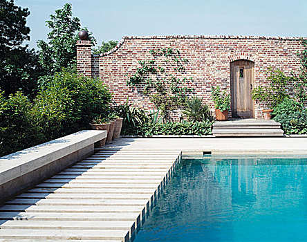 游泳池,砖墙,攀缘植物,入口,木门