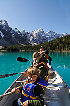 女人,孩子,独木舟,冰碛湖,班芙国家公园,艾伯塔省,加拿大
