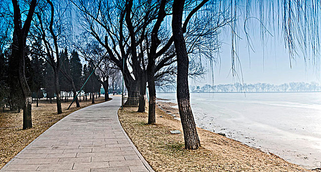 北京颐和园湖堤路