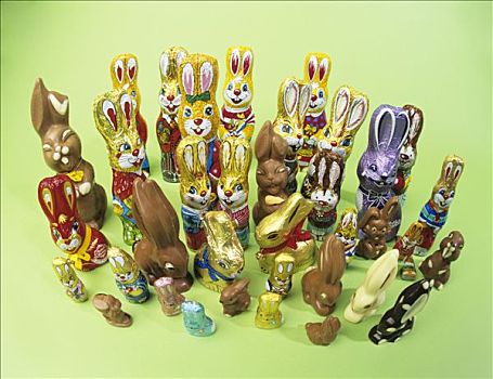 许多,不同,复活节巧克力兔,绿色背景