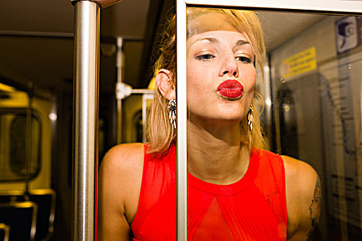 年轻,女人,头像,地铁,吻,玻璃,分隔