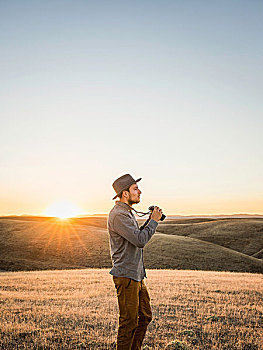 男人,双筒望远镜,草原,山,加利福尼亚,美国