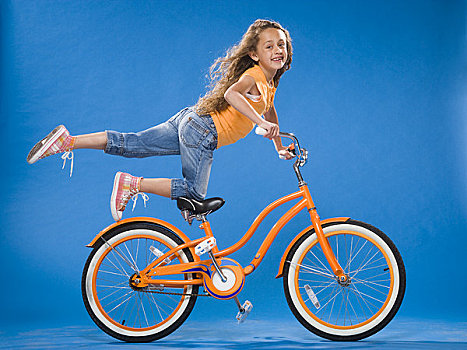 女孩,橙子,自行车,跪着,座椅,脚,向上