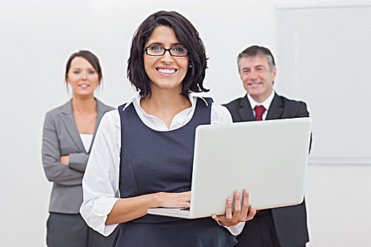 职业女性,站立,笔记本电脑,团队,后面
