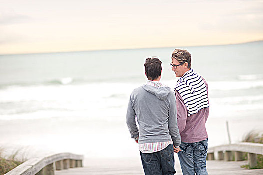同性恋,情侣,交谈,海滩