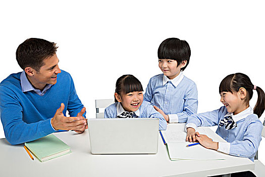 外教男老师辅导小学生用电脑