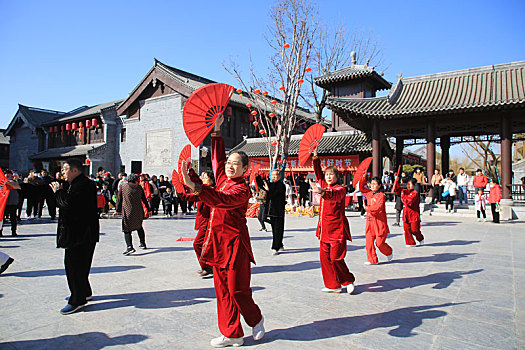 山东省日照市,市民在街头表演打太极,犹如行云流水让人赏心悦目