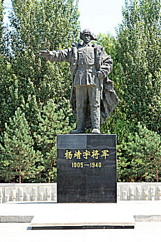 杨靖宇雕像