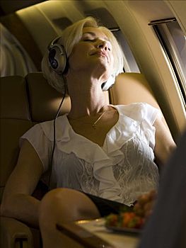 老年,女人,穿,耳机,睡觉,飞机