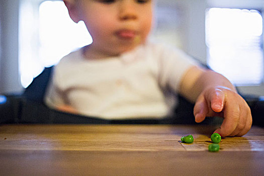 幼儿,女孩,指点,豌豆