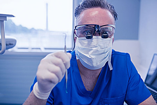 男性,牙医,牙齿,小放大镜,拿着,工具,诊所