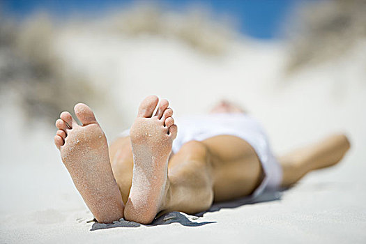 美女,躺着,海滩,聚焦,脚,前景