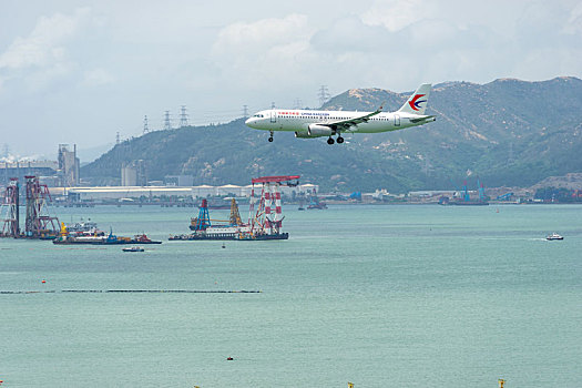 一架中国东方航空的客机正降落在香港国际机场