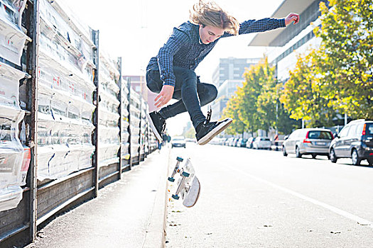男青年,城市,玩滑板,滑板,跳跃,途中