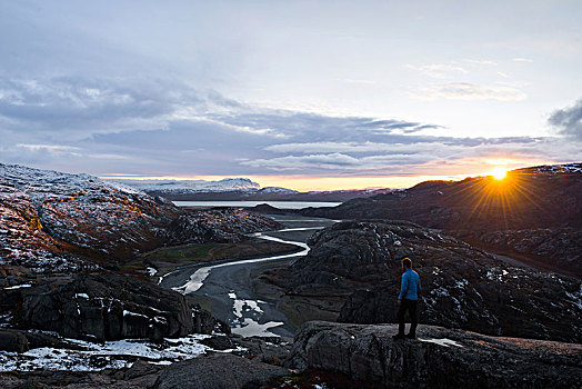 男人,站立,岩石上,看,河谷,山地,风景,日落,西部,格陵兰,北美