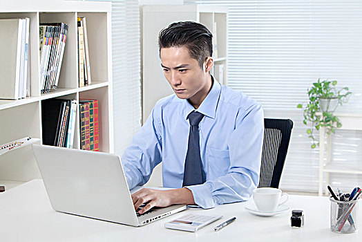 坐在电脑前工作的商务男士