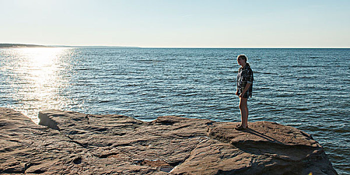 女孩,岩石,海岸线,大西洋,海滩,绿色,山墙,爱德华王子岛,加拿大