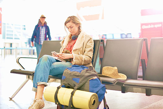 美女,机场,坐,背包,旁侧,智能手机