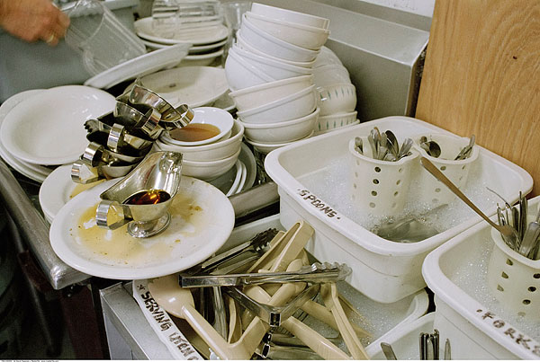 一堆脏碗图片