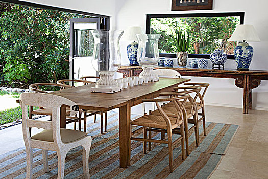 长,木质,餐桌,经典,椅子,靠近,打开,折叠,滑动,玻璃门,风景,花园
