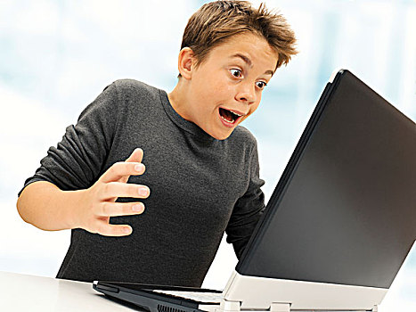 头像,男孩,青少年,坐,正面,笔记本电脑,看,兴奋