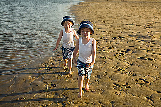 双胞胎,男孩,走,海滩