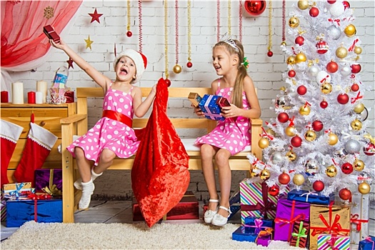 两个女孩,乐趣,新年快乐,礼物,圣诞老人,包