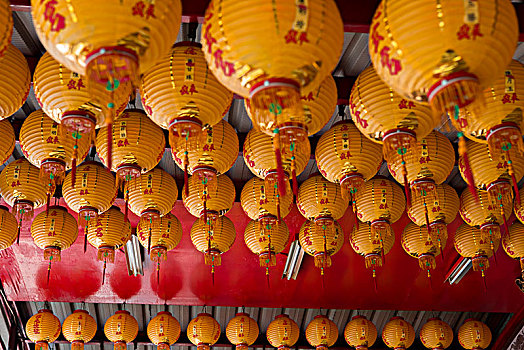 中国传统的民间信仰,祈福许愿时会到庙里点光明灯