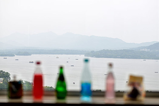 湖景与虚化的饮料瓶