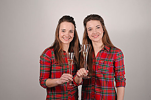 双胞胎,姐妹,拿着,香槟酒杯,干杯