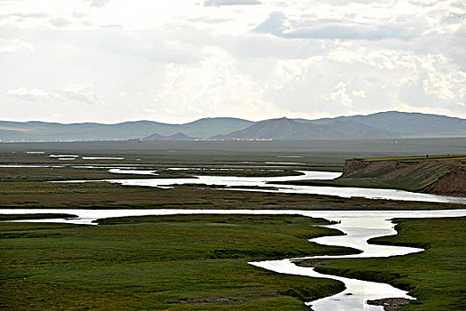 新疆巴音布鲁克草原弯曲的河流