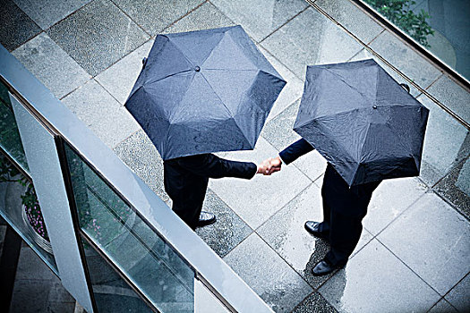 俯拍,两个,商务人士,拿着,伞,握手,雨