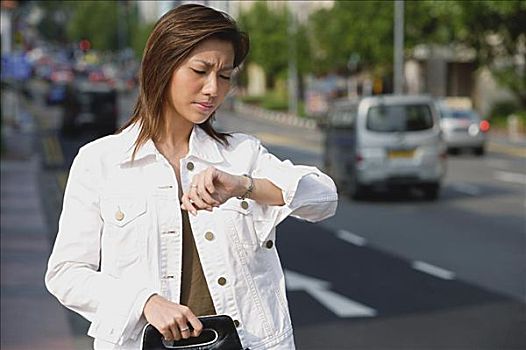 女人,站立,道路,看表