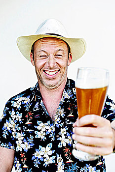 微笑,男人,戴着,草帽,夏威夷衫,拿着,小麦啤酒