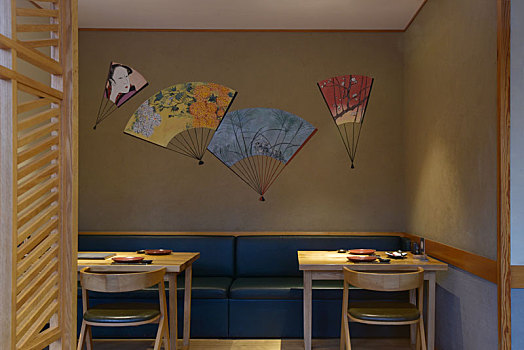 日式风格的餐厅餐桌