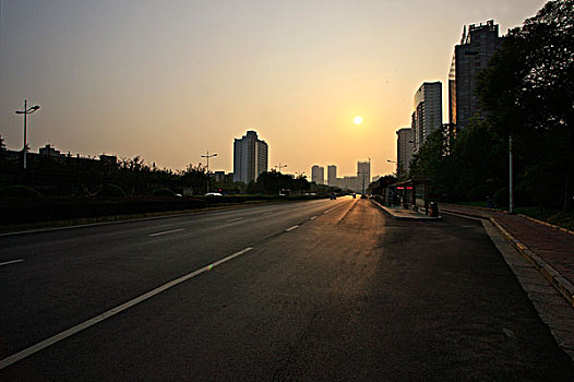 夕阳下的杭州滨江江南大道
