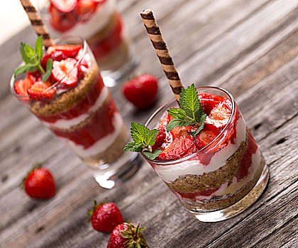 草莓酸奶,冰淇淋蛋糕