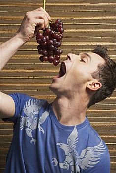 男人,吃,葡萄