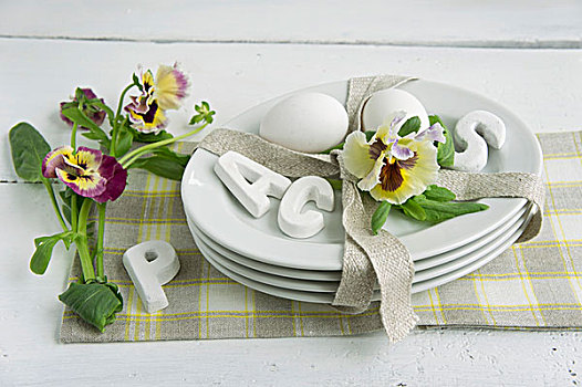 复活节餐桌,桌面摆饰,三色堇,蛋
