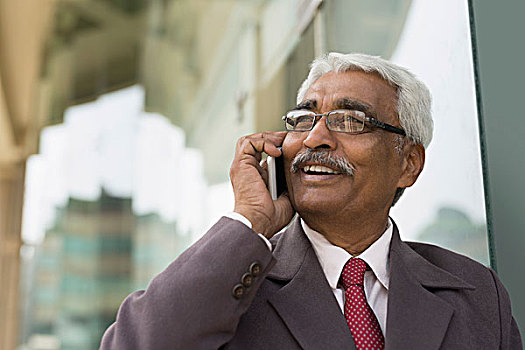 印度,微笑,老人,商务人士,交谈,手机