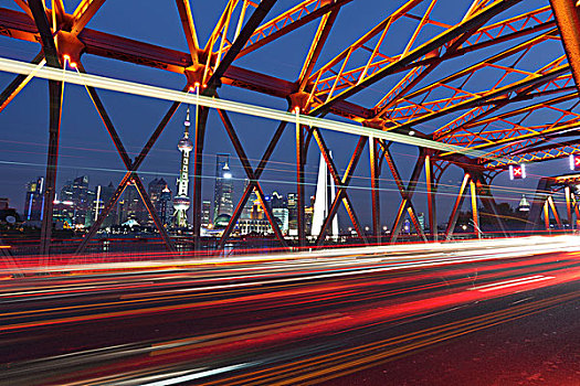 透过上海外滩外白渡桥的钢结构骨架看浦东风光夜景