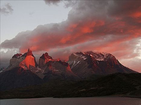 山峦,湖岸,裴赫湖,托雷德裴恩国家公园,巴塔哥尼亚,智利
